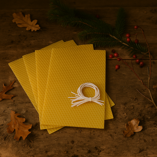 Pakker med bivoksplader til rul selv juletræslys. De ligger på et fint rustikt træbord