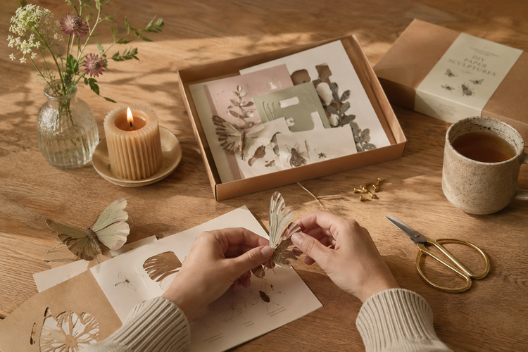 Kreativ stund med papirsklip og hygge