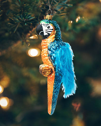 Julekugle i glas, der forestiller en blå ara papagøje