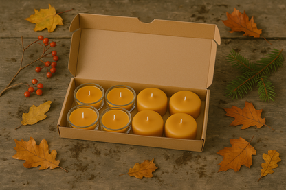 Fin æske med et mix af fyrfadslys i ren stearin. 4 lys er i glasstage og 4 lys er uden. Rundt om lidt gran og visne blade