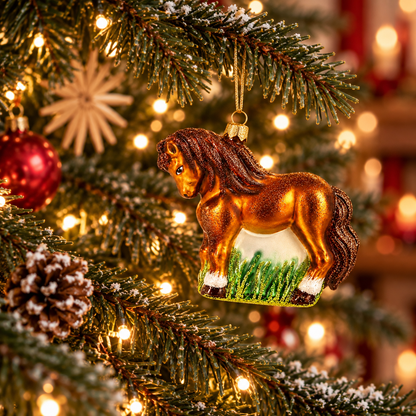 Håndmalet julekugle der forstiller en hest. Hænger i et juletræ