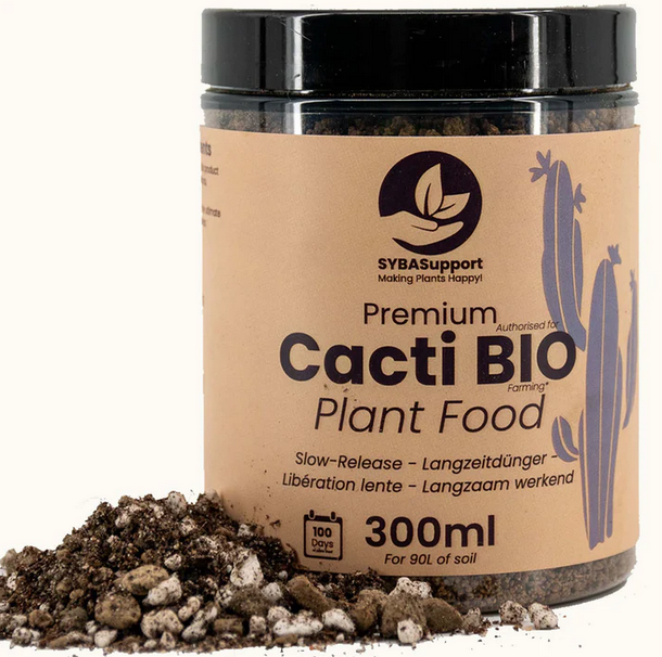 En bøtte økologisk kaktus gødning ved siden af noget kaktusjord