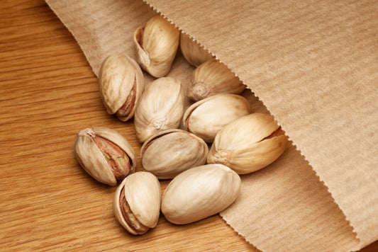 Frø fra Ægte pistacienød (Pistacia vera) i en brun papirspose