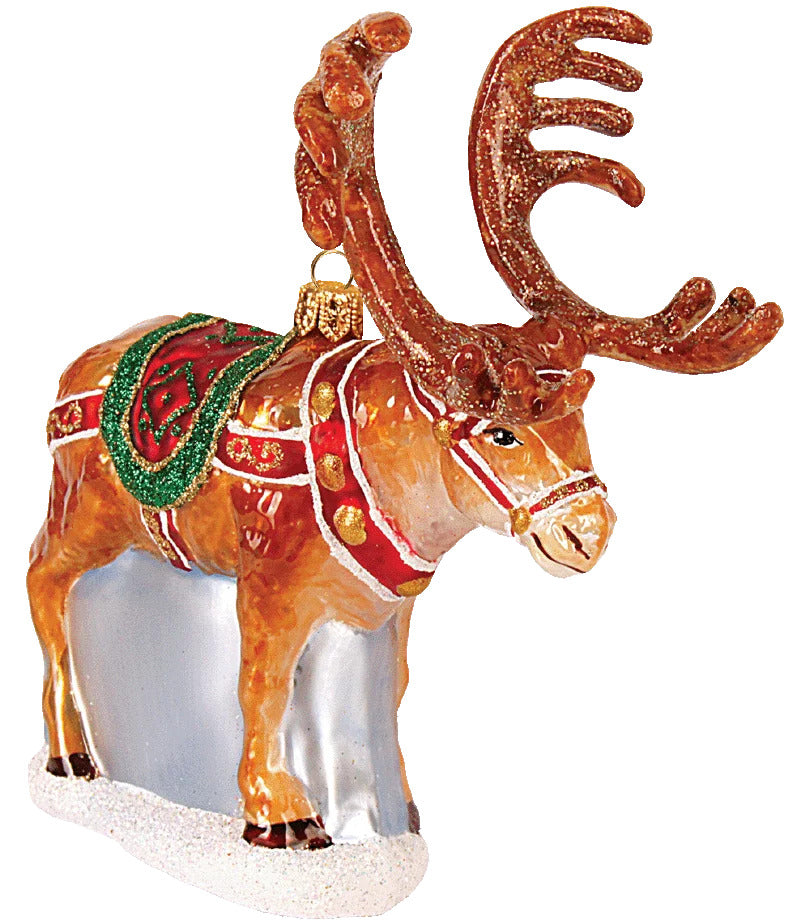 Rensdyr julekugle set lidt fra siden. På hvid baggrund