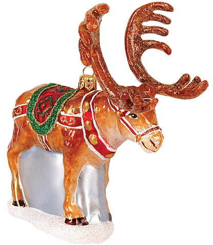 Rensdyr julekugle set lidt fra siden. På hvid baggrund