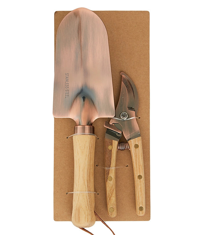 Sæt med haveskovl og grensaks. Kobberbelagt rustfrit stål og træhåndtag